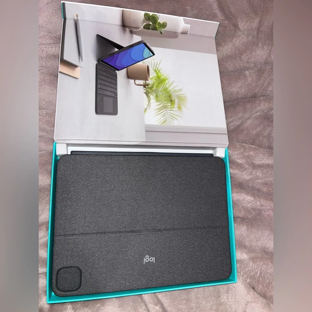 Detachable keyboard case with trackpad and smart connector tech iPad Pro 11in